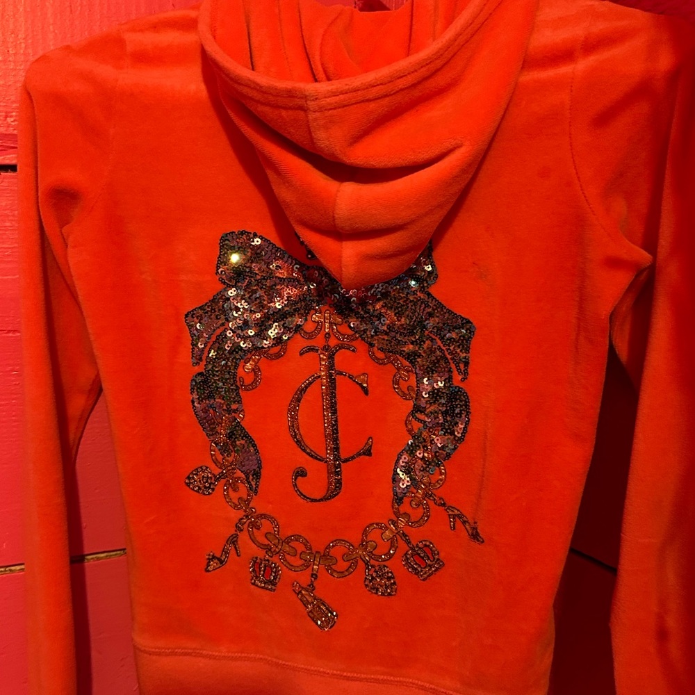 Juicy couture zip up, never really worn is brand new it just doesn’t fit my arms